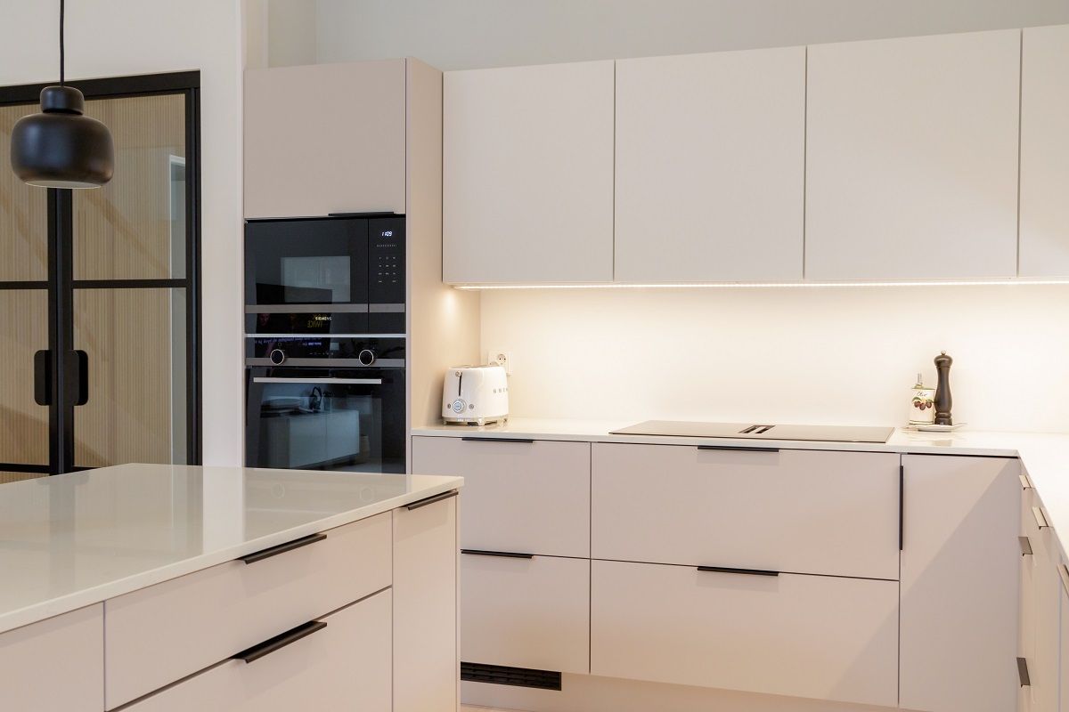 Piano cucina con potente striscia LED regolabile in temperatura di colore. La striscia ha un tono caldo © LedStore.fi